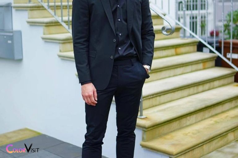 What to Consider When Choosing a Blazer for a Black Pants Outfit