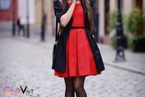 What Color Tights With Red Dress? Nude Or Black tights!