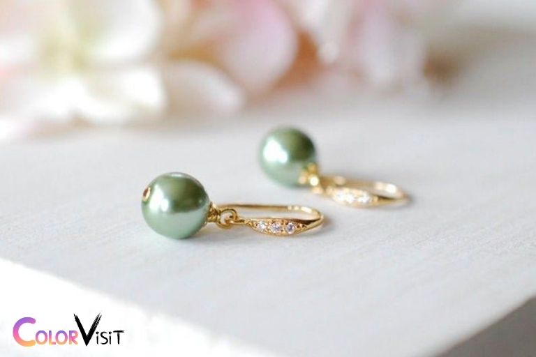 what color jewelry goes with sage green 1