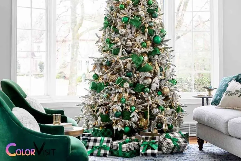 what color ornaments for a green tree